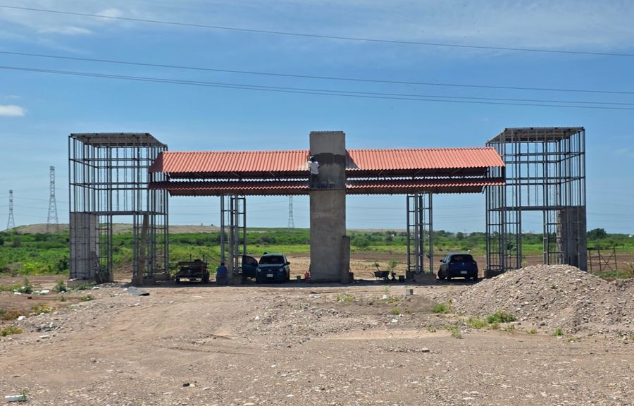 Estructura real del acceso principal de Aura Primavera